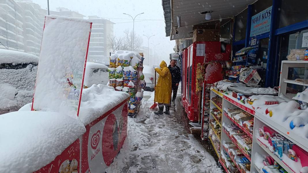 Konya’nın beyaz örtüyle kaplanan ilçesinde karla mücadele ediliyor 5